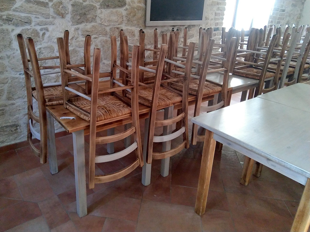 Bancone, tavoli, sedie e altri mobili da ristorante in vendita - foto 9