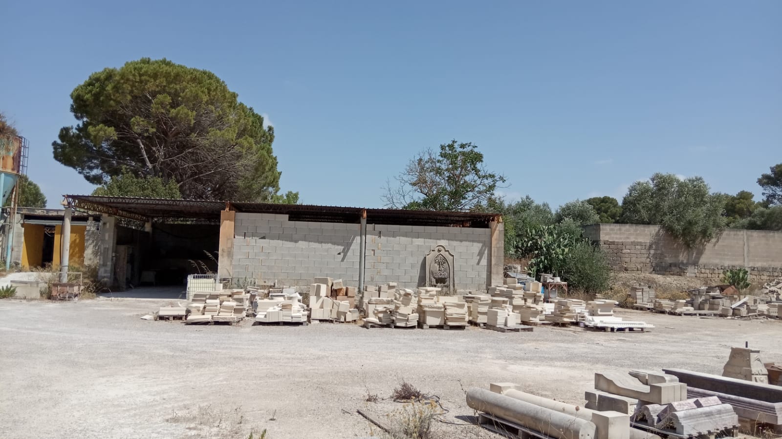 FABBRICATO + TETTOIE + PIAZZALE + TERRENO in vendita - foto 10
