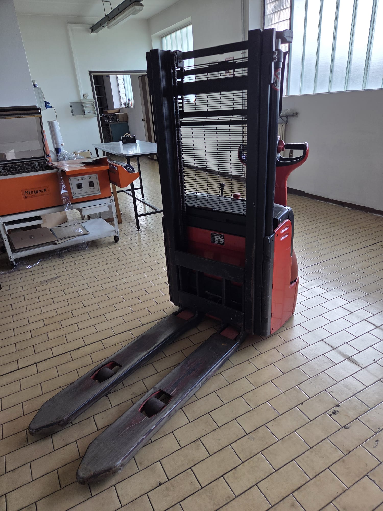 stoccatore elettrico linde l 12 solleva 2.9 mt in vendita - foto 3