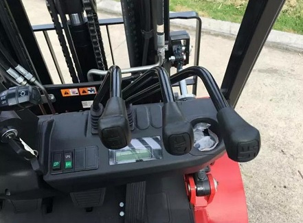 CARRELLO ELEVATORE USATO GPL HANGCHA CPQYD25-XRW22F in vendita - foto 2