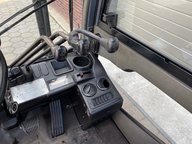 CARRELLO ELEVATORE USATO GPL TOYOTA 8FGF25 in vendita - foto 3