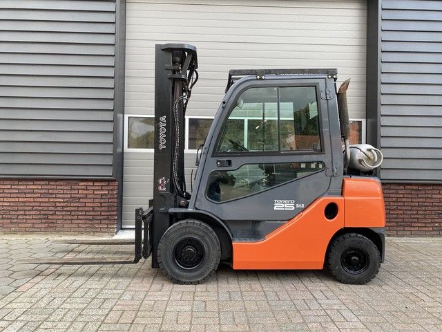 CARRELLO ELEVATORE USATO GPL TOYOTA 8FGF25 in vendita - foto 1