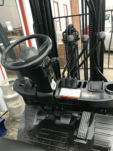 CARRELLO ELEVATORE USATO GPL/GAS TOYOTA 8FGU15 in vendita - foto 4