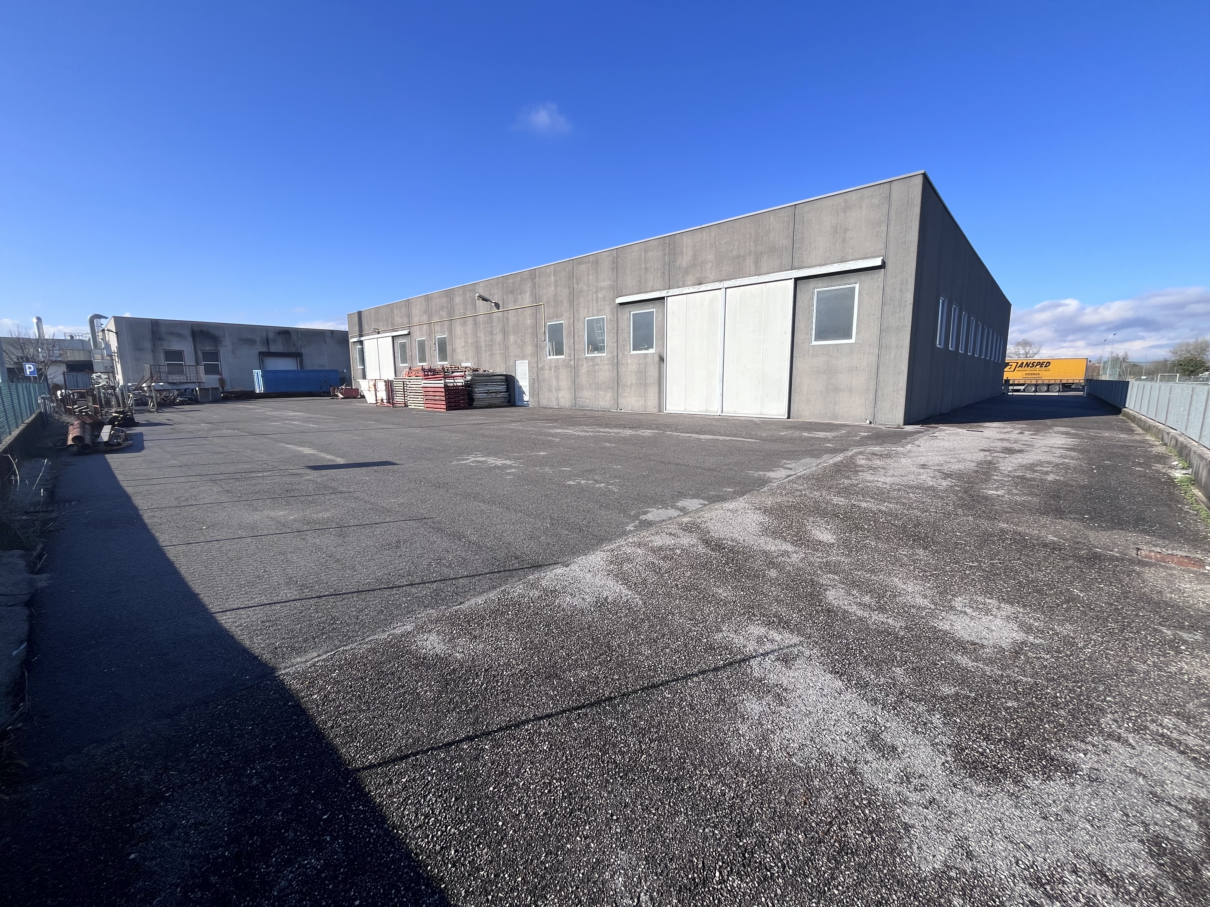 Capannone industriale/artigianale con rendita in vendita - foto 2