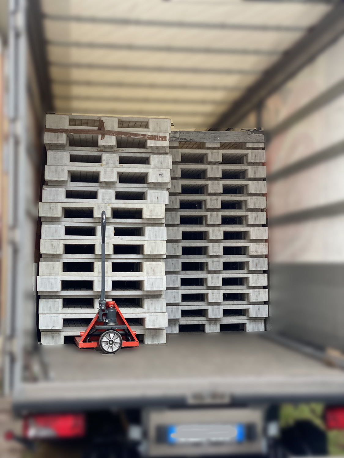Pallet o bancali in plastica per uso alimentare usati in vendita - foto 4