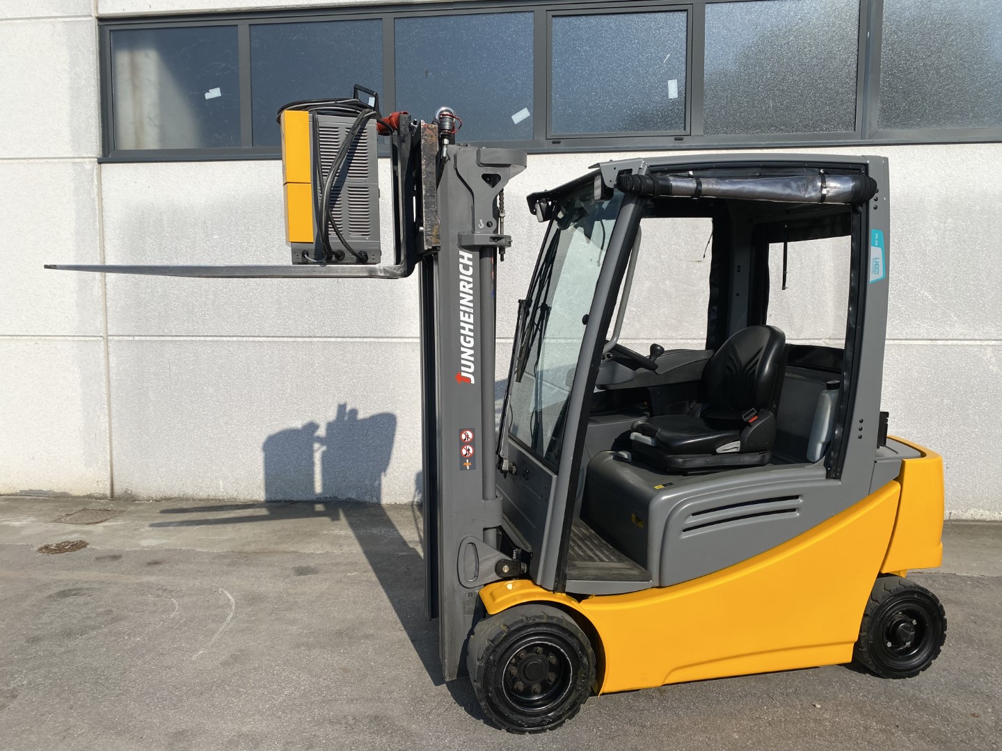 Carrello elevatore elettrico Jungheinrich EFG 320  in vendita - foto 8