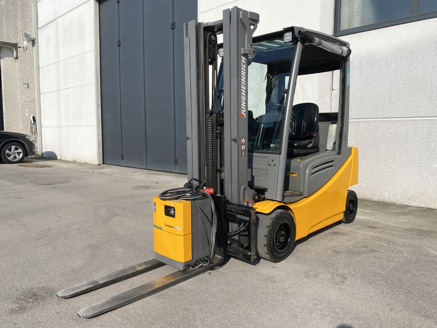 Carrello elevatore elettrico Jungheinrich EFG 320  in vendita - foto 2