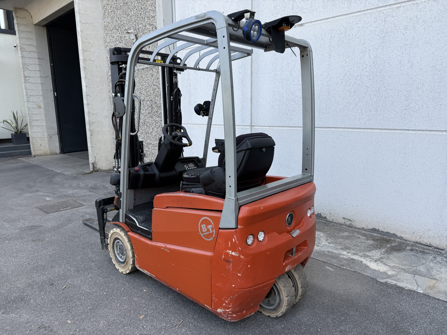 Carrello elevatore elettrico 3 ruote BT Cesab C3 E160 in vendita - foto 3