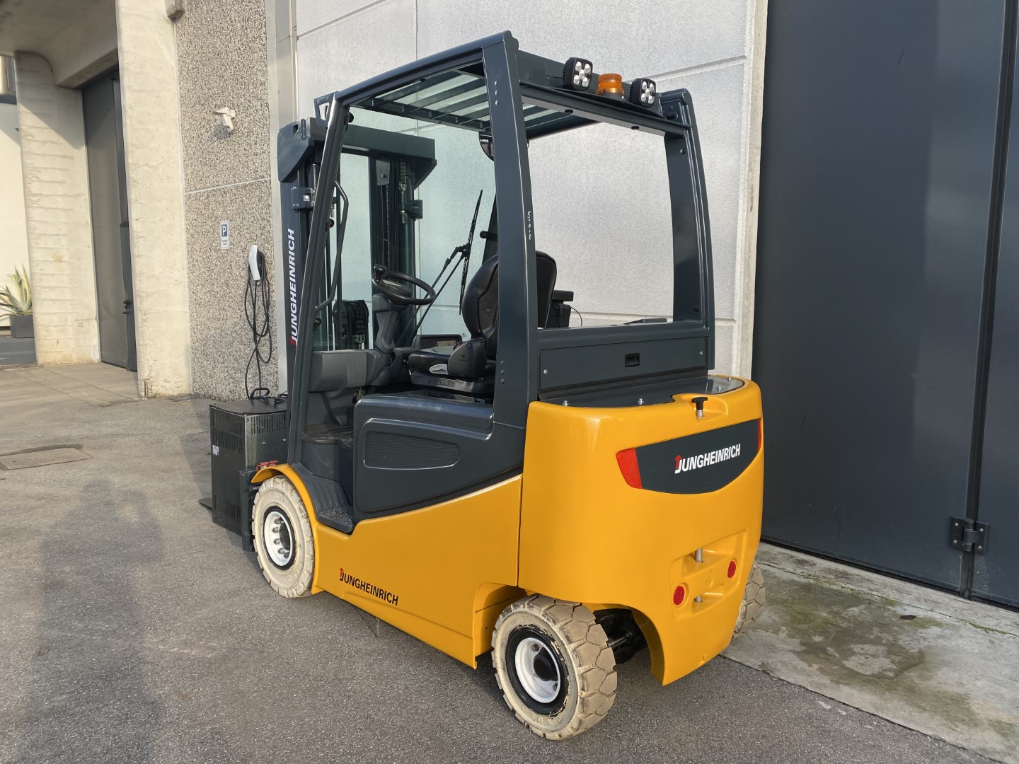 Carrello elevatore elettrico Jungheinrich EFG-425 KS in vendita - foto 3