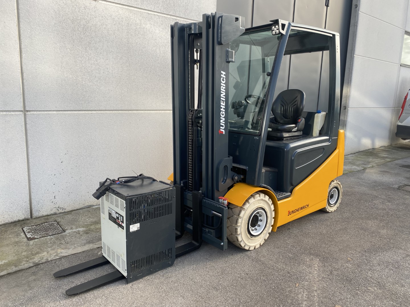 Carrello elevatore elettrico Jungheinrich EFG-425 KS in vendita - foto 2