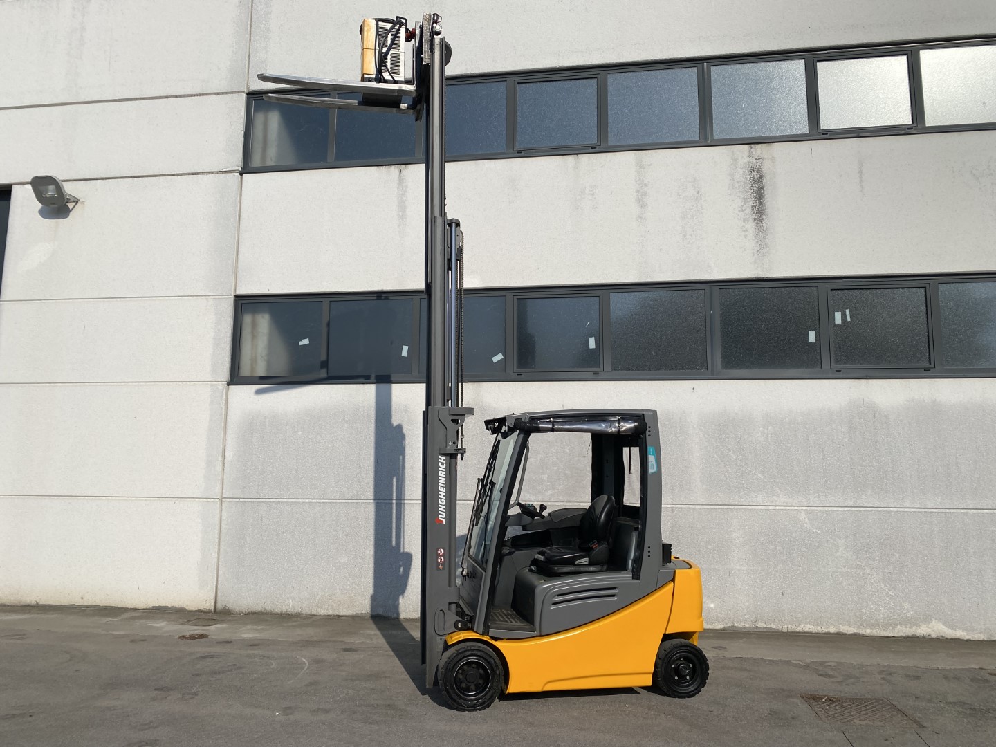 Carrello elevatore elettrico Jungheinrich EFG 320  in vendita - foto 9