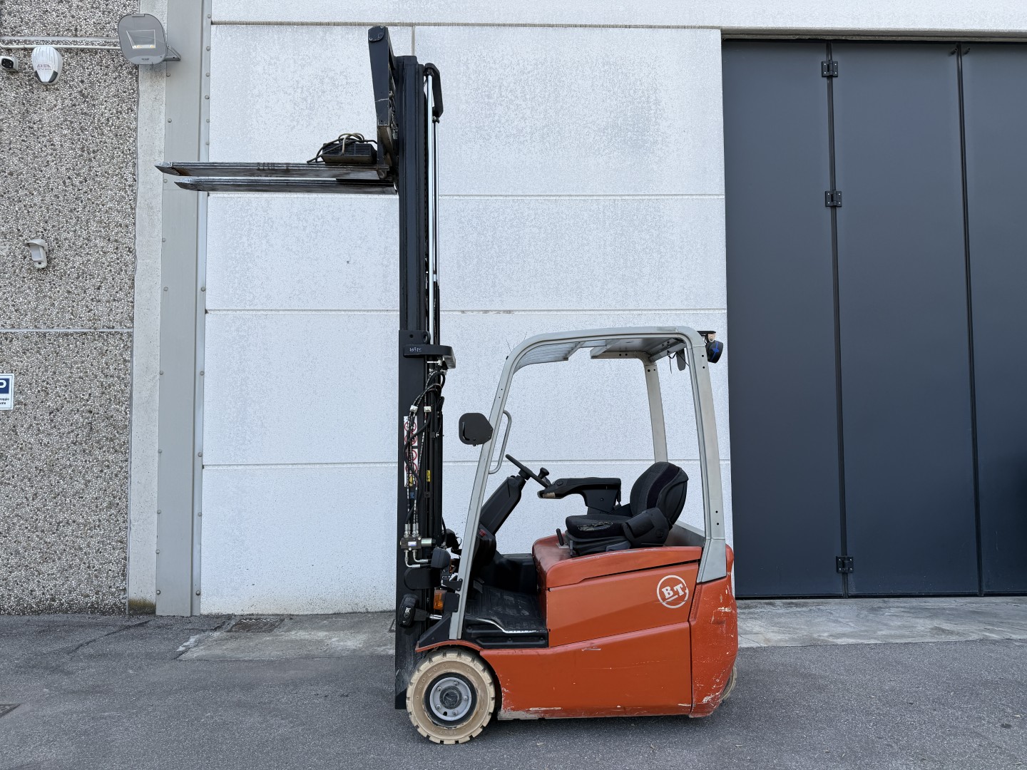 Carrello elevatore elettrico 3 ruote BT Cesab C3 E160 in vendita - foto 8