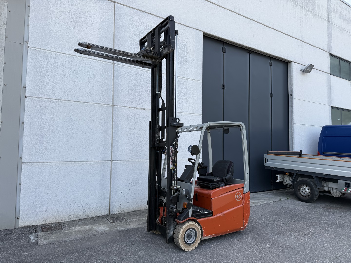 Carrello elevatore elettrico 3 ruote BT Cesab C3 E160 in vendita - foto 9