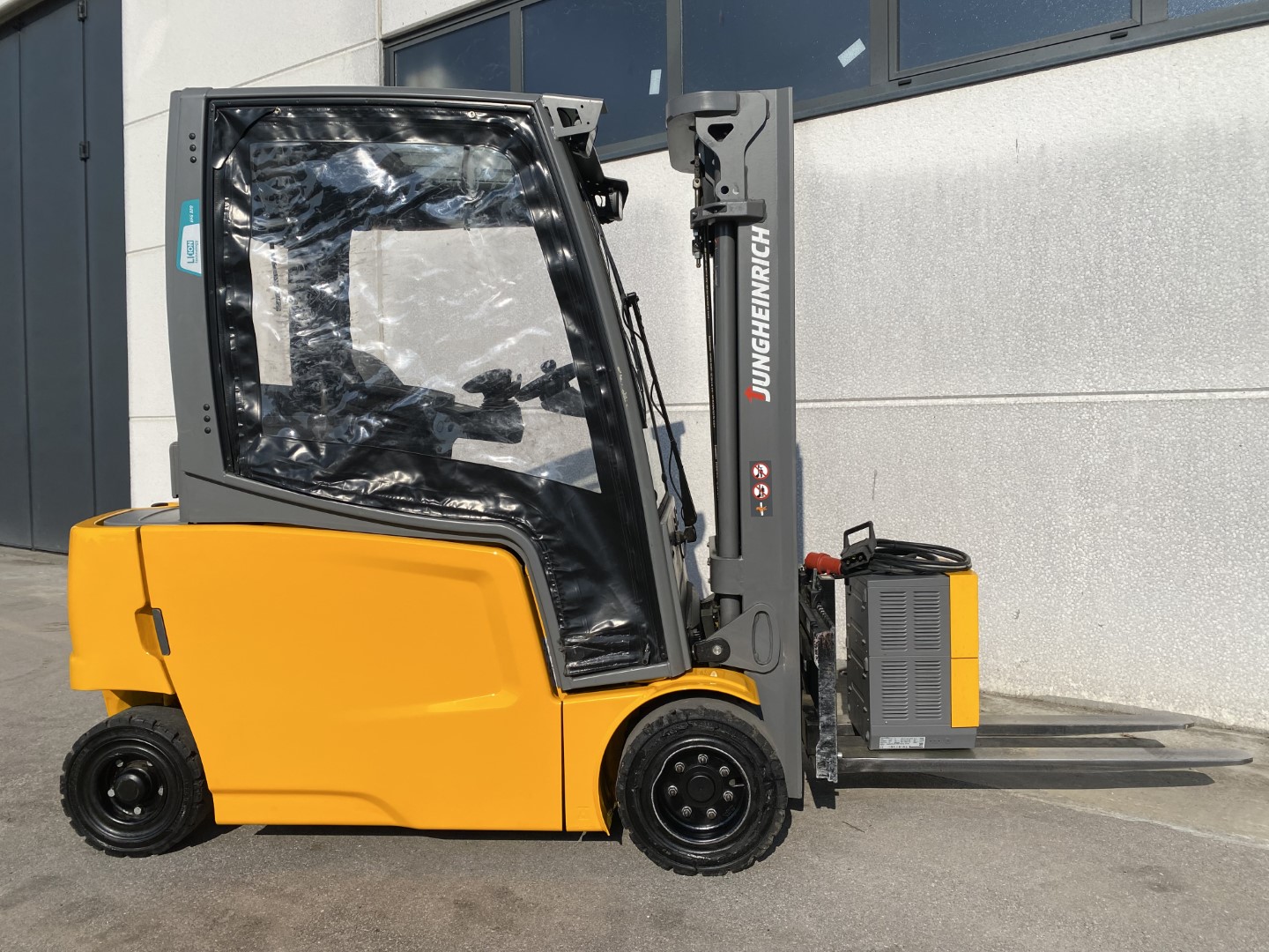 Carrello elevatore elettrico Jungheinrich EFG 320  in vendita - foto 6