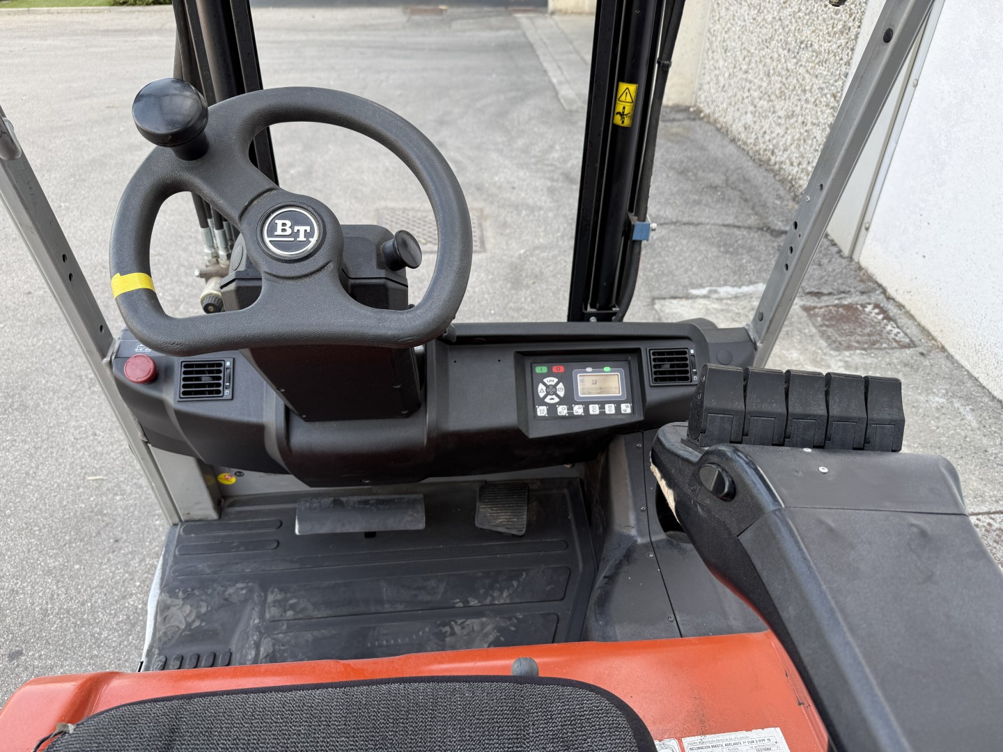 Carrello elevatore elettrico 3 ruote BT Cesab C3 E160 in vendita - foto 13
