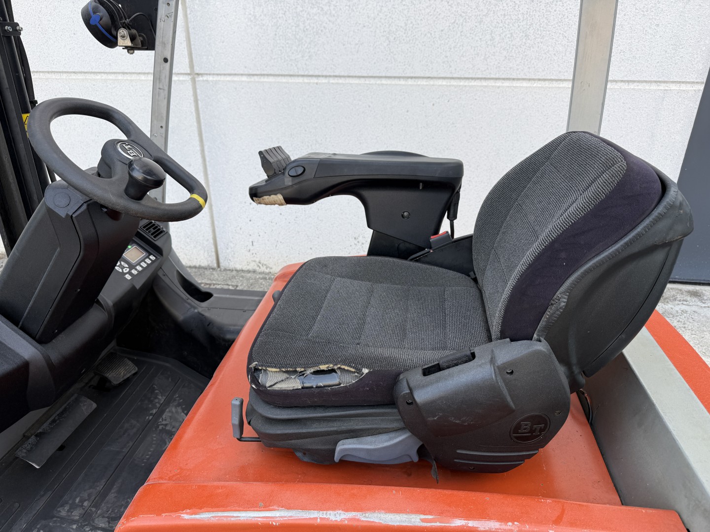 Carrello elevatore elettrico 3 ruote BT Cesab C3 E160 in vendita - foto 11