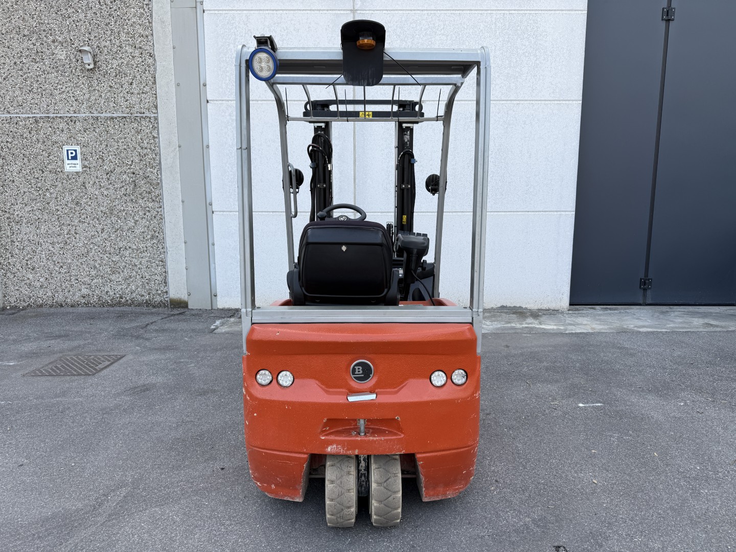 Carrello elevatore elettrico 3 ruote BT Cesab C3 E160 in vendita - foto 4