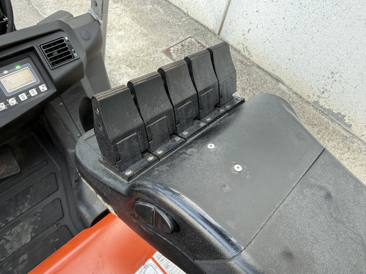 Carrello elevatore elettrico 3 ruote BT Cesab C3 E160 in vendita - foto 12
