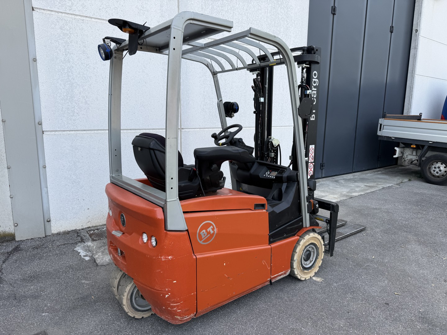 Carrello elevatore elettrico 3 ruote BT Cesab C3 E160 in vendita - foto 5