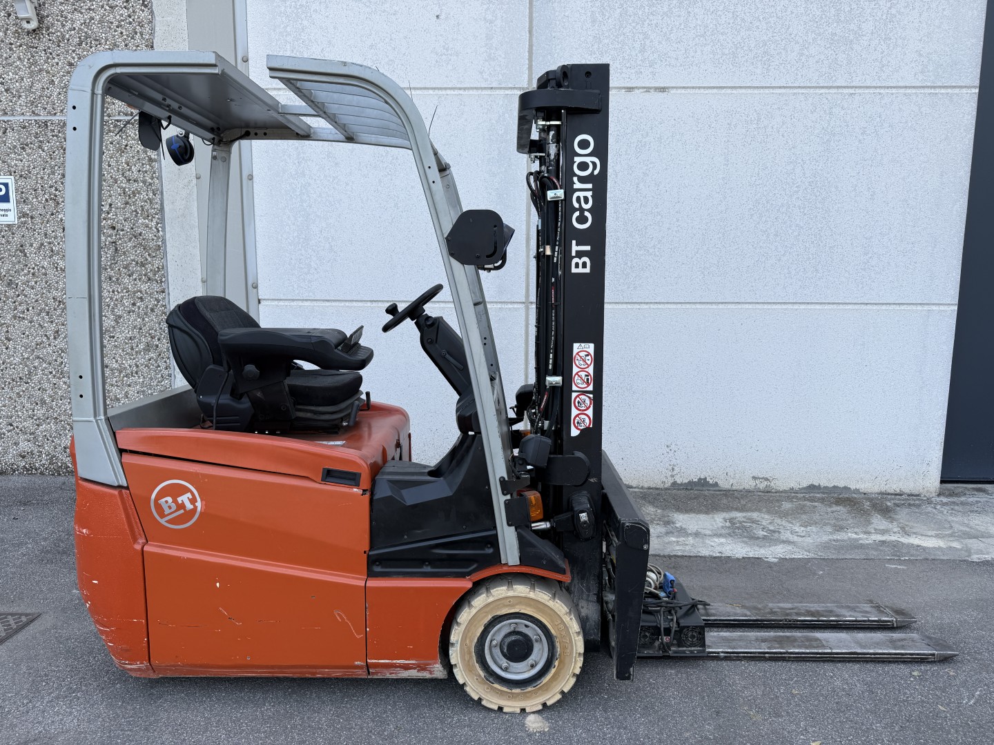 Carrello elevatore elettrico 3 ruote BT Cesab C3 E160 in vendita - foto 6