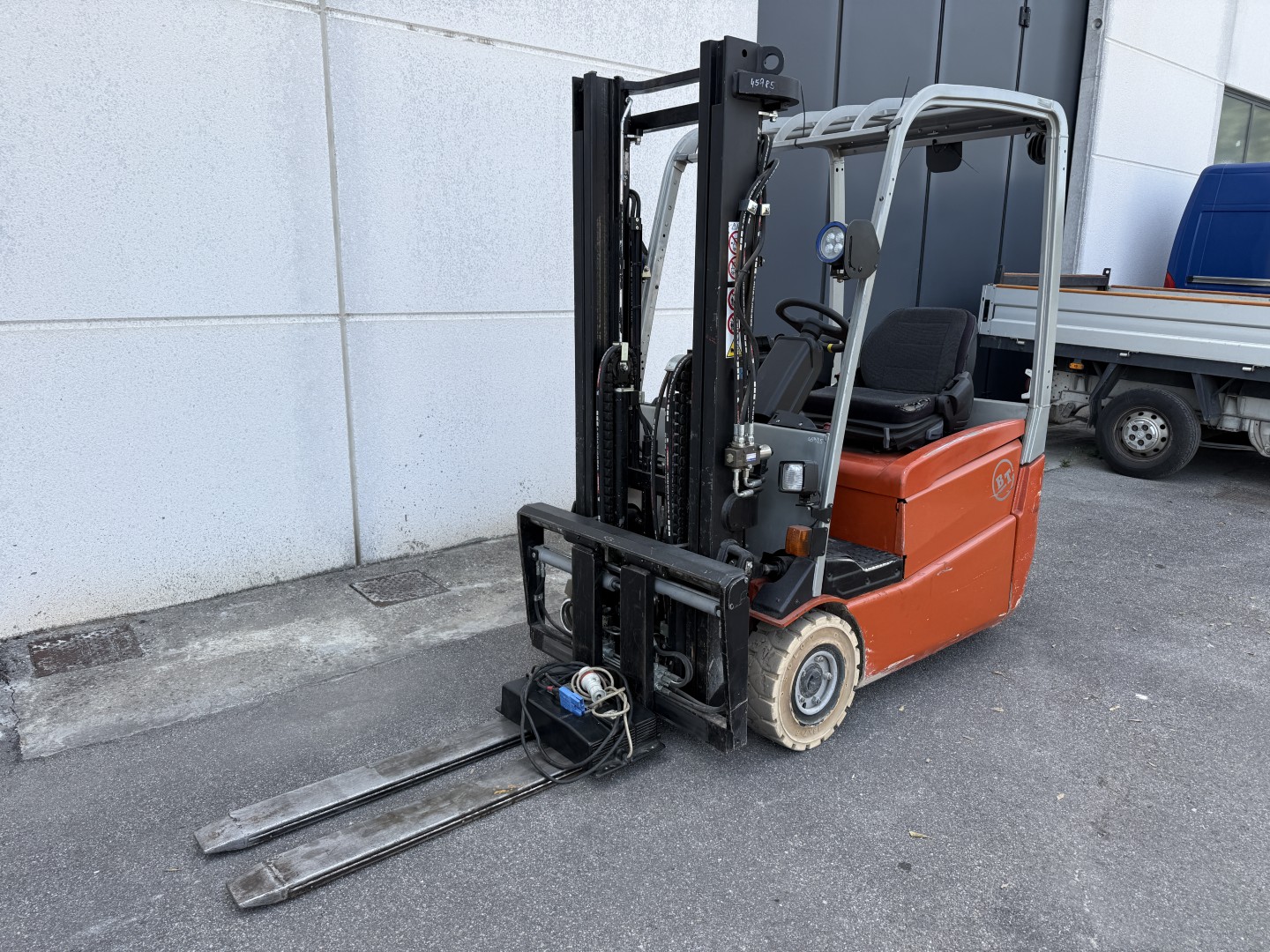 Carrello elevatore elettrico 3 ruote BT Cesab C3 E160 in vendita - foto 2