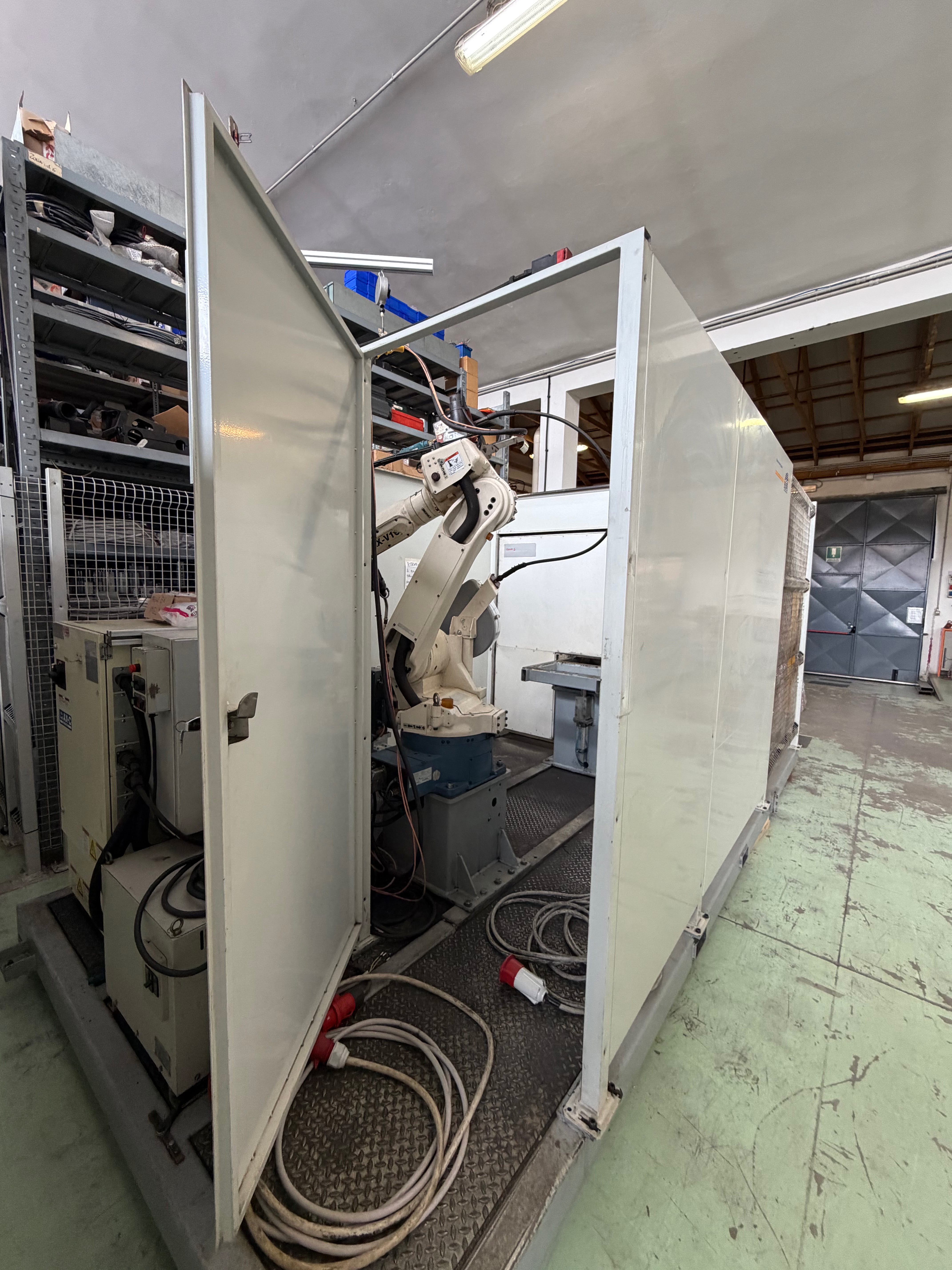Cella di saldatura robotizzata OTC con scambio tavola in vendita - foto 2
