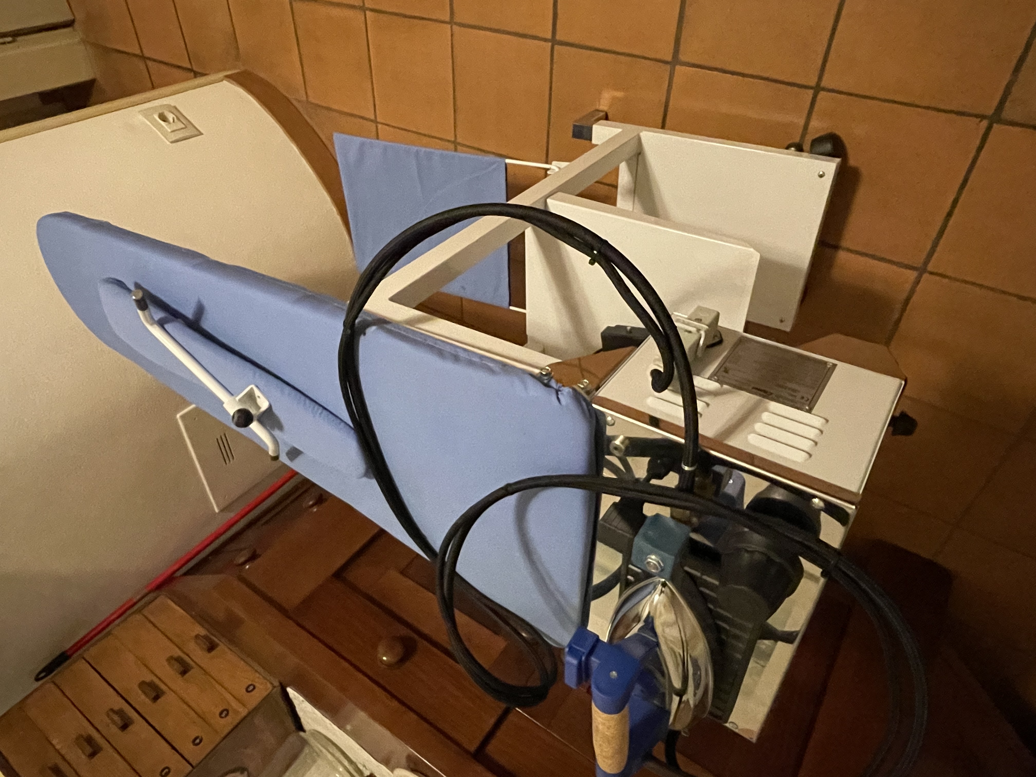 Ferro stiro con asse aspirante professionale COMELUX C in vendita - foto 6