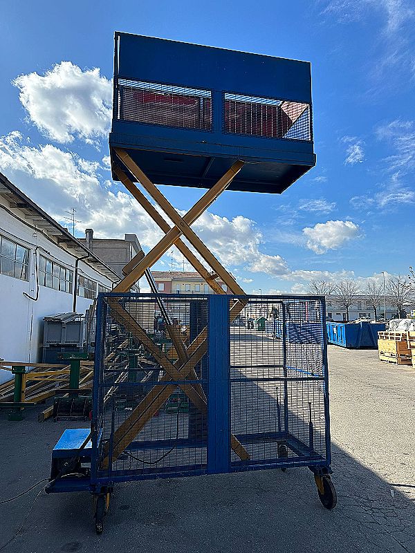 Piattaforma elettrica a forbice in vendita - foto 7