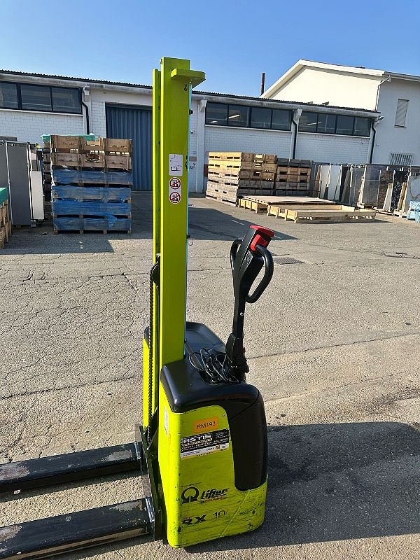 Transpallet elettrico con colonna Lifter in vendita - foto 3