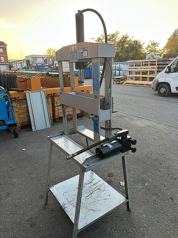 Pressa da banco usata OMCN 400 bar e 10 ton in vendita - foto 5