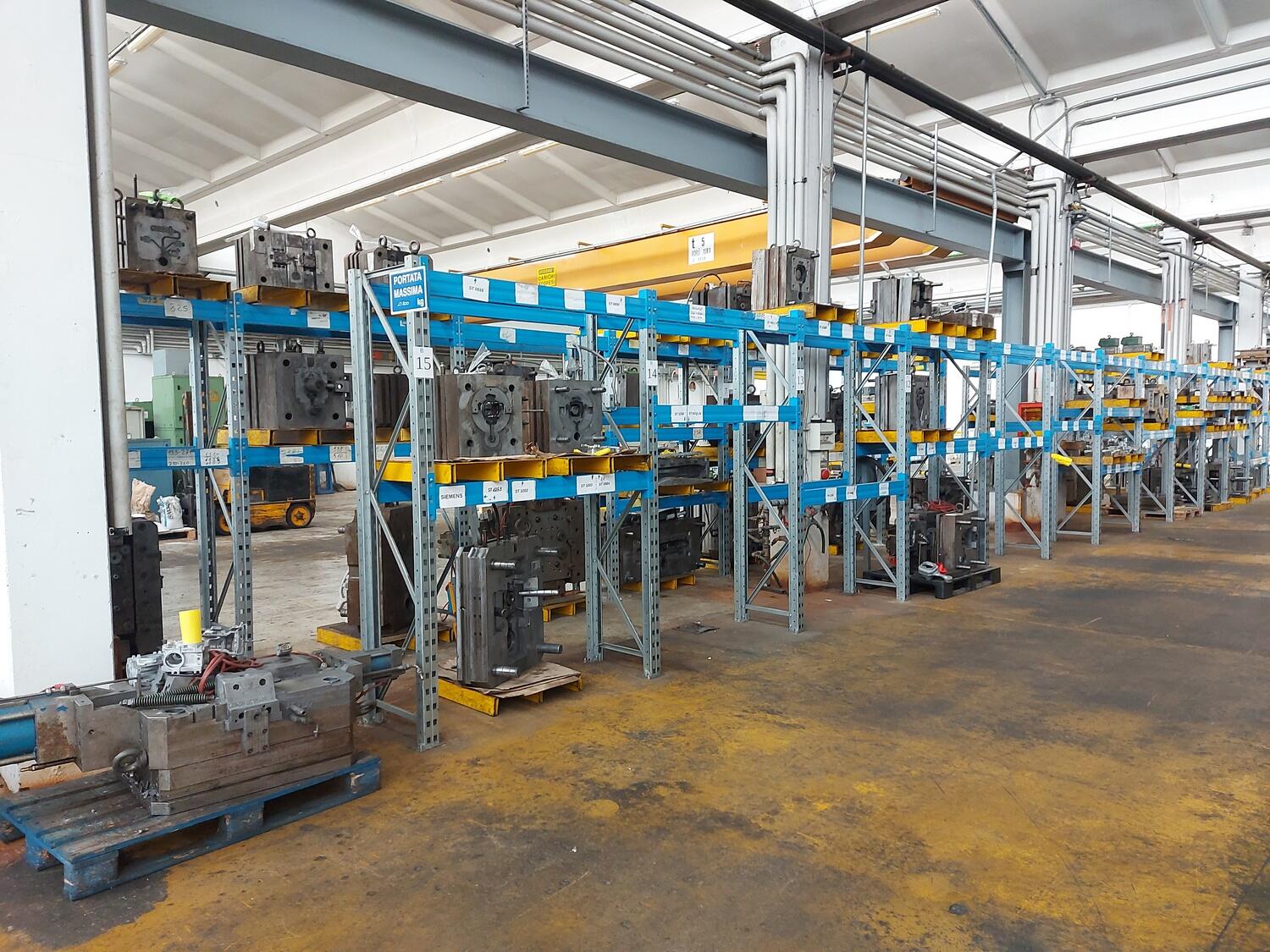 Ramo d'azienda dedita a produzione stampi per iniezione in vendita - foto 2