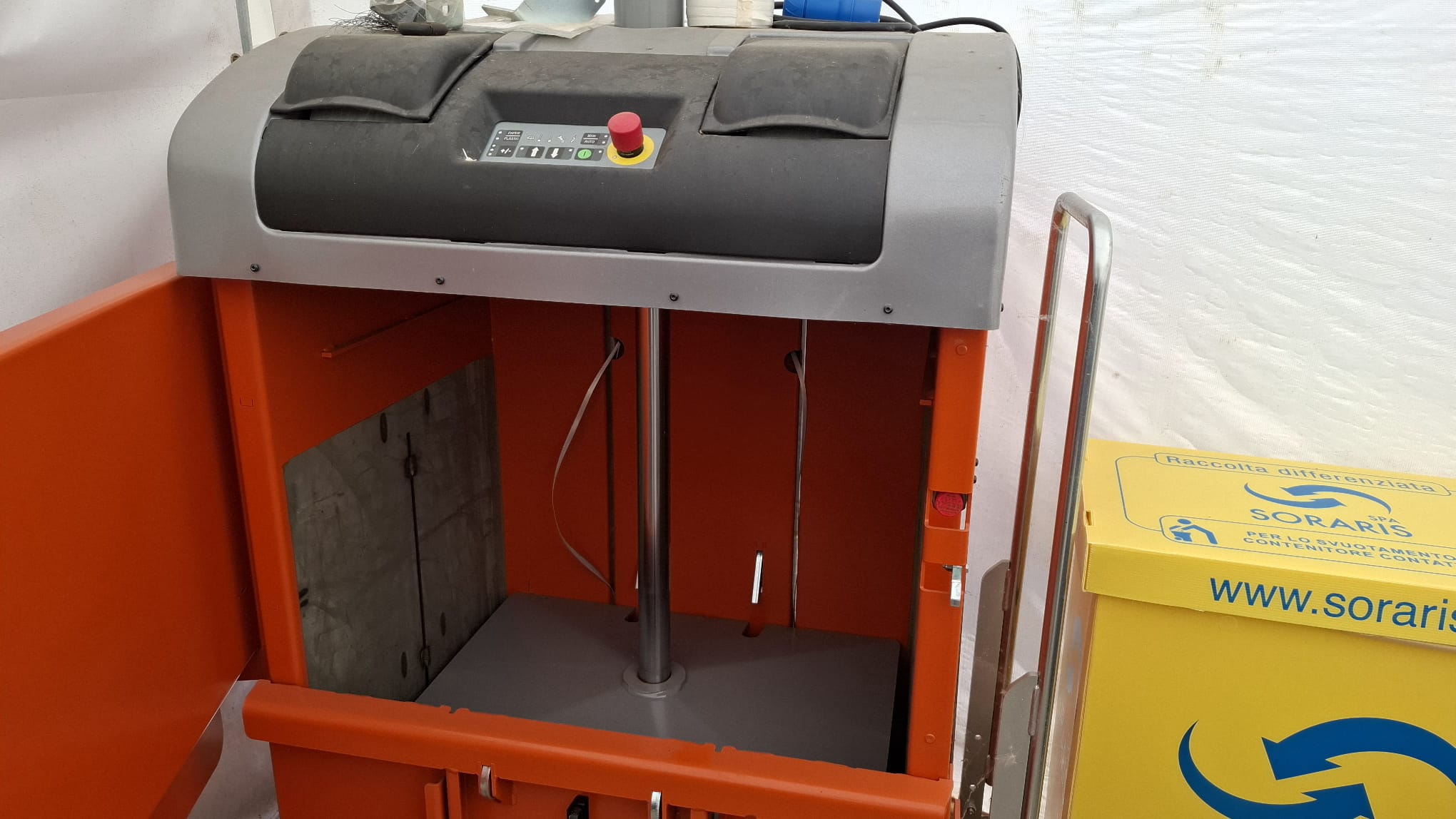 Pressa per carta e plastica semi nuova Orwak  in vendita - foto 3