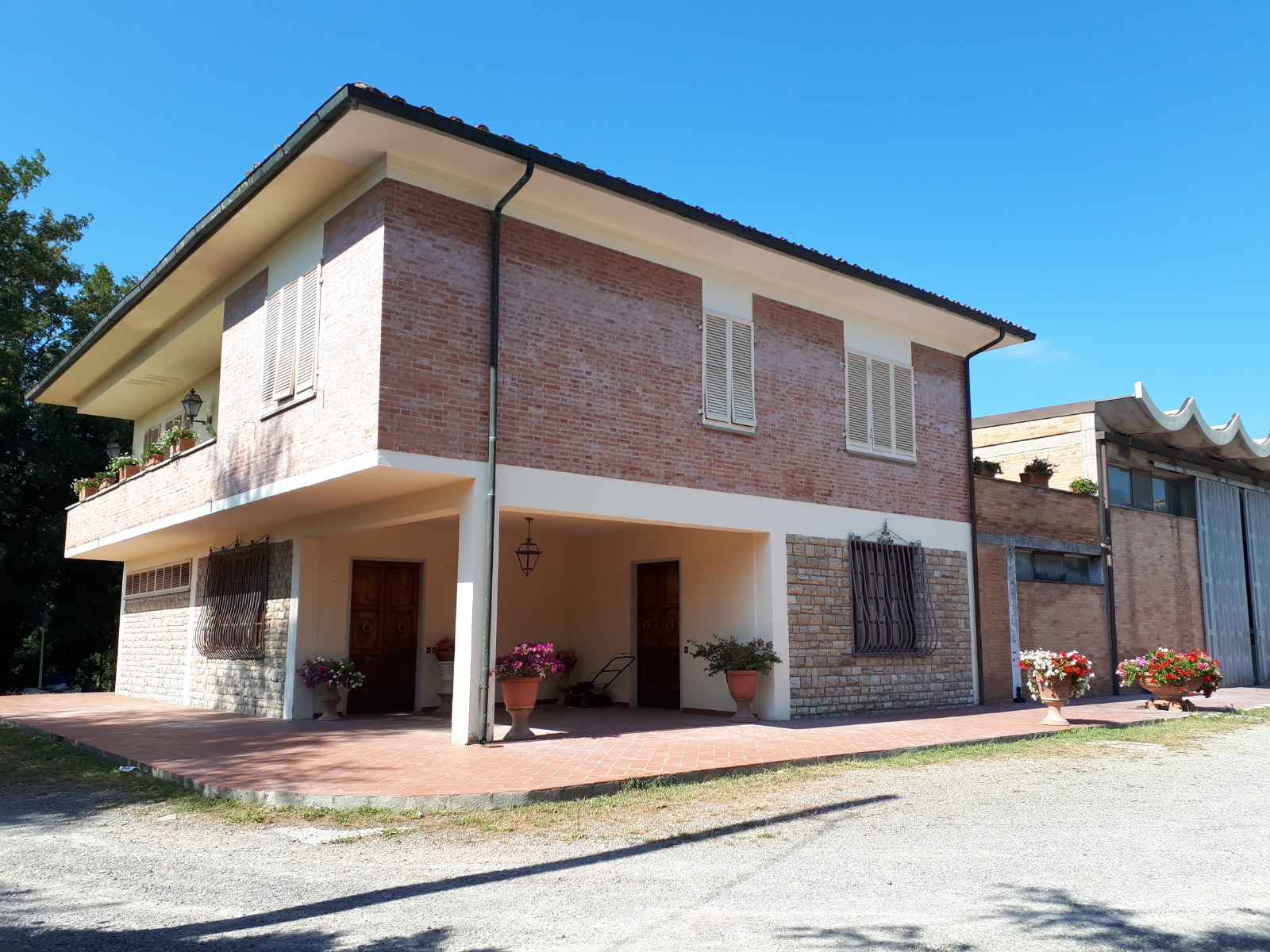 Capannone con casa annessa e ampio piazzale in vendita - foto 4