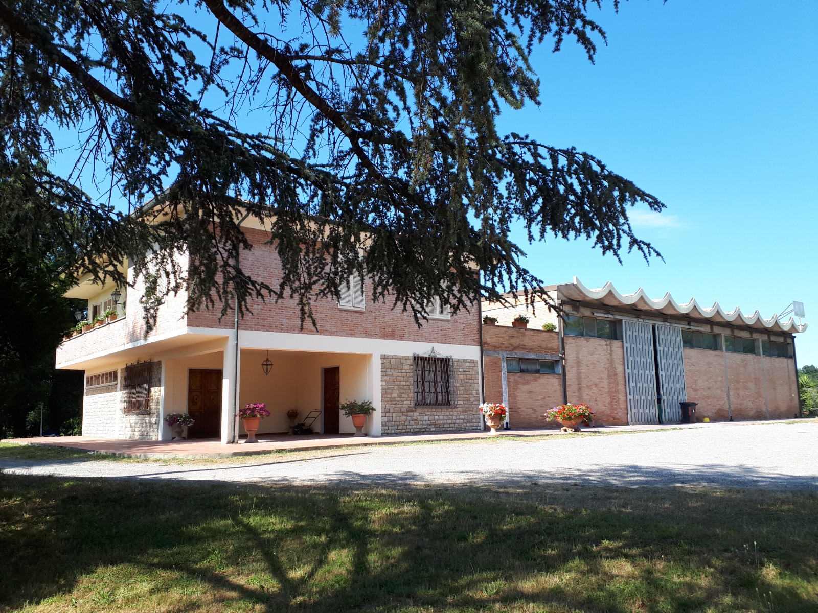 Capannone con casa annessa e ampio piazzale in vendita - foto 1