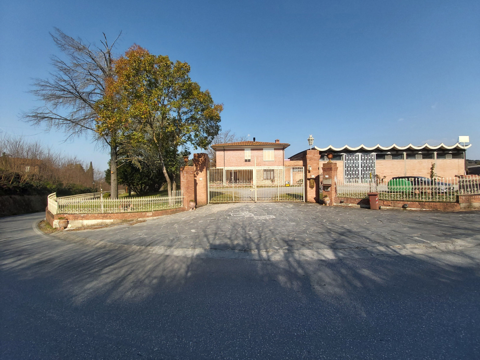 Capannone con casa annessa e ampio piazzale in vendita - foto 12