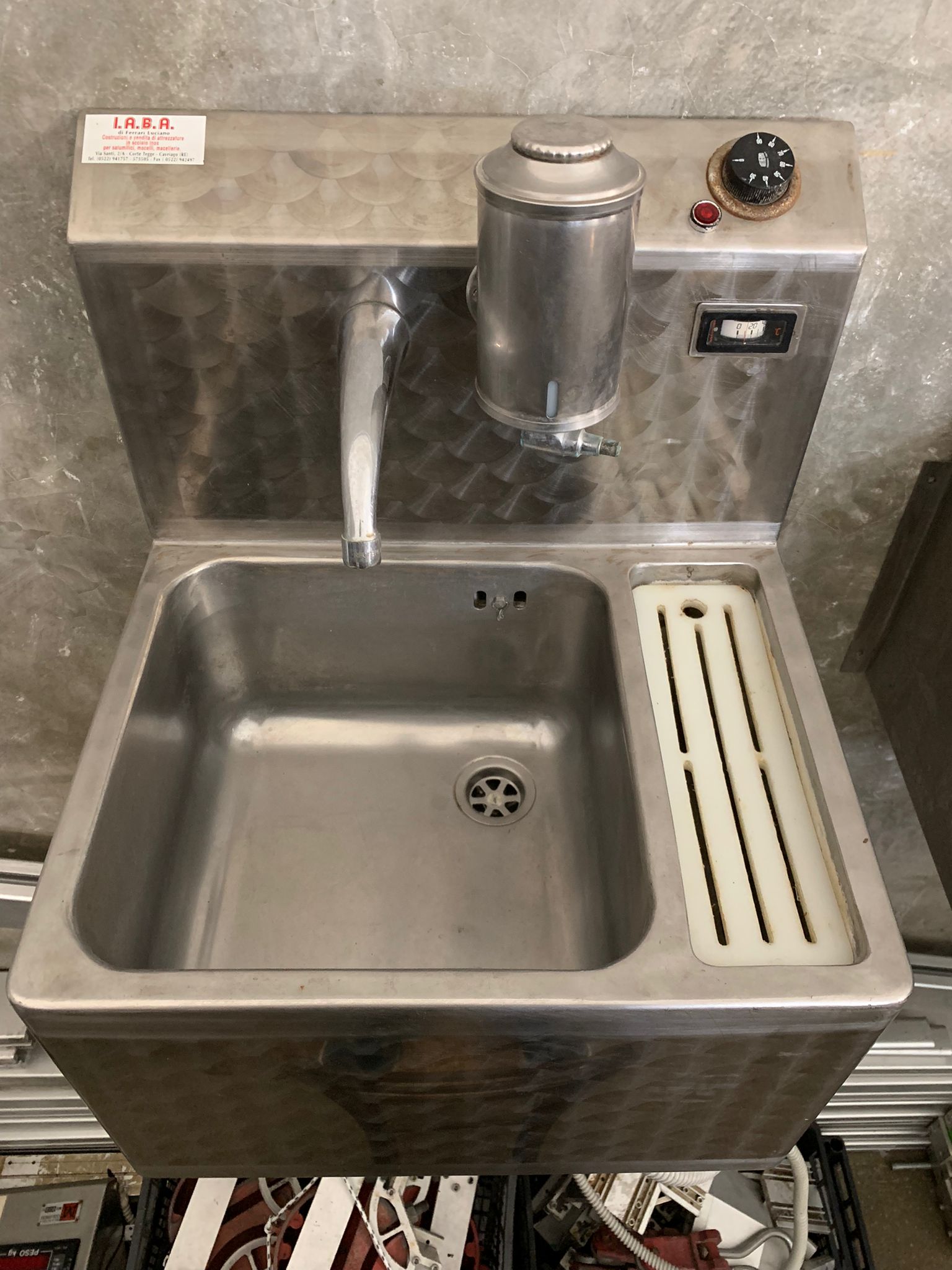 Lavandino da parete con sterilizzatore in vendita - foto 2