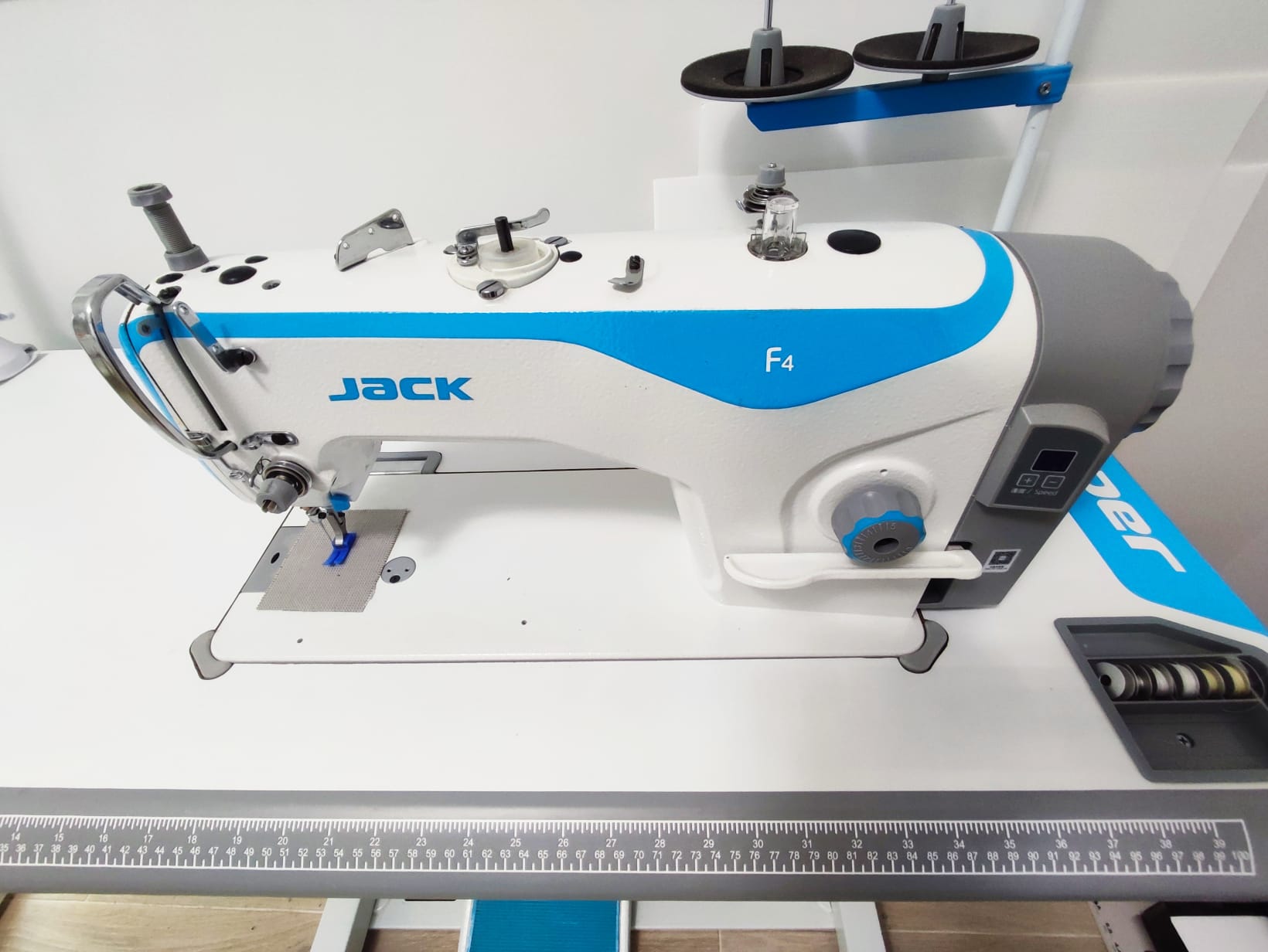 macchina da cucire Jack modello F4 in vendita - foto 5