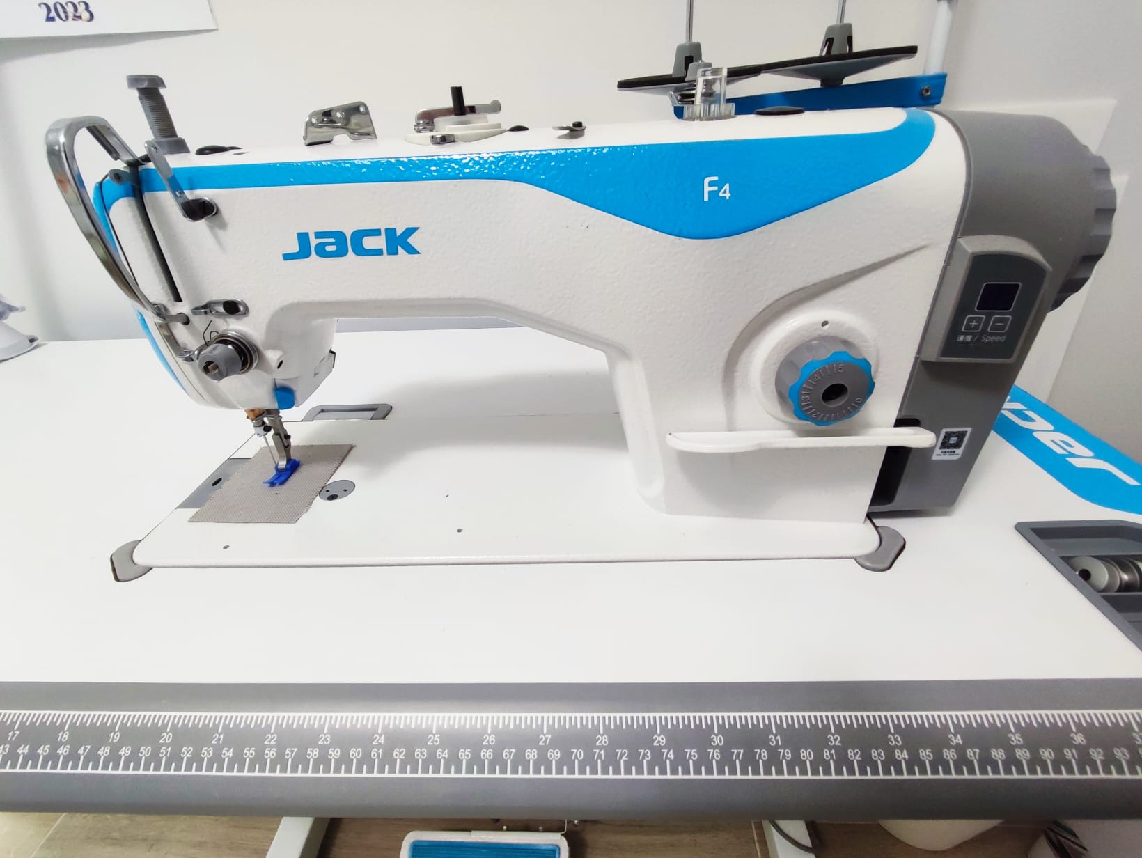 macchina da cucire Jack modello F4 in vendita - foto 4