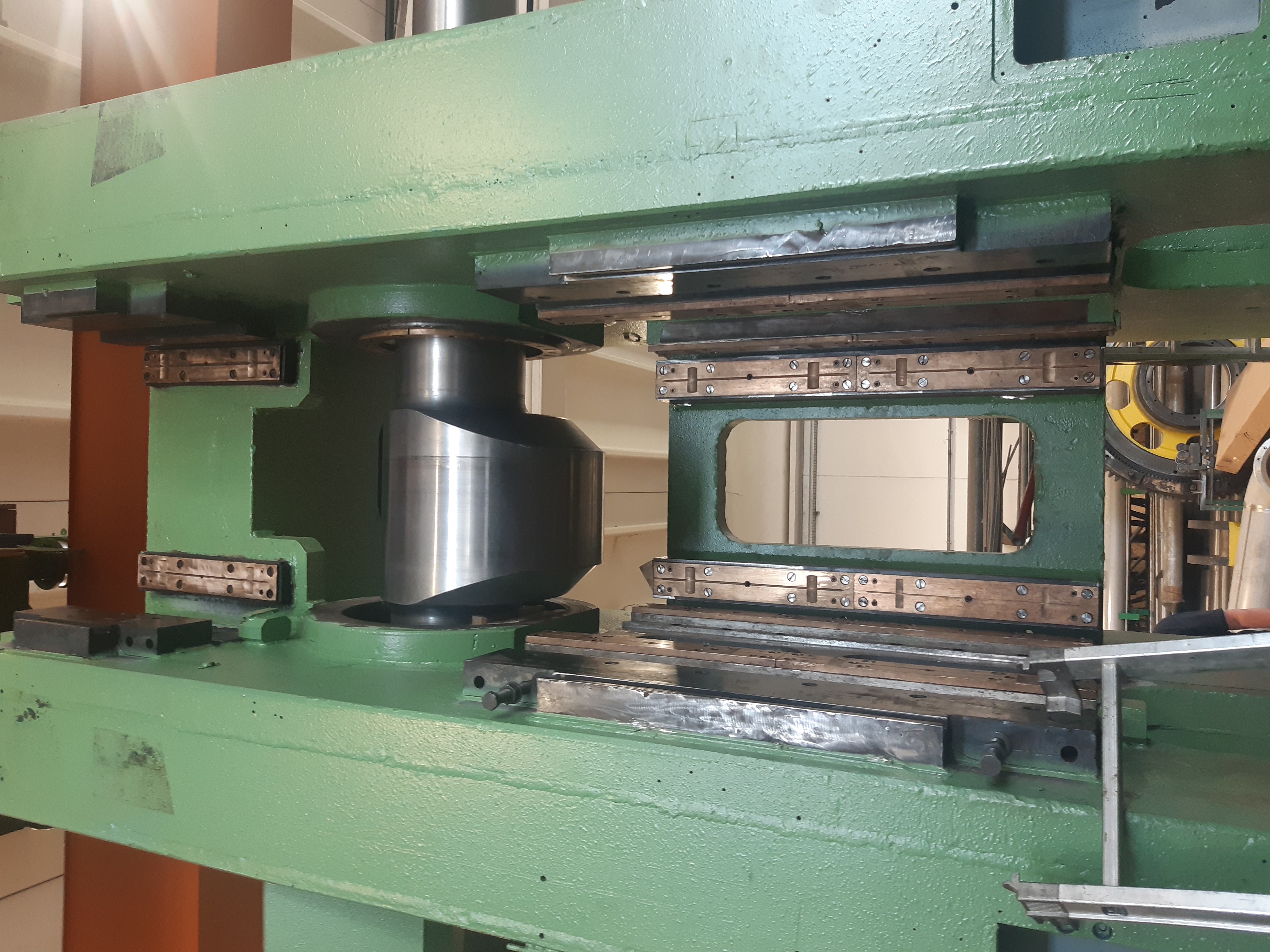 PRESSA  VERTICALE VORONEZH K 8540 1000 TONNELLATE in vendita - foto 3