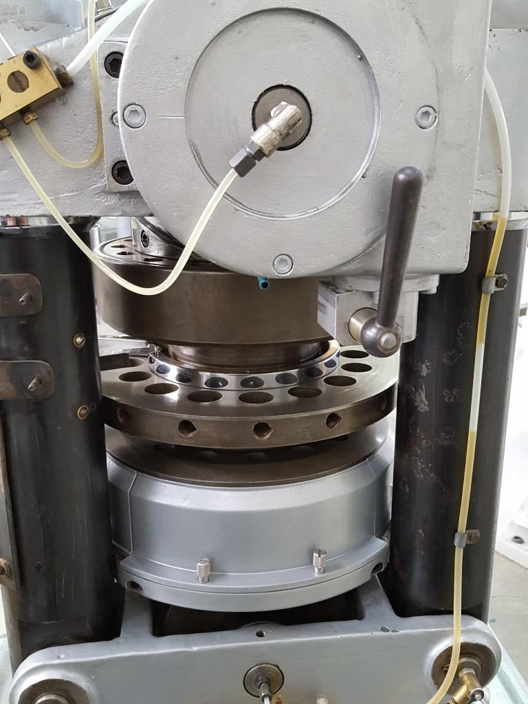 COMPRIMITRICE ROTATIVA – MANESTY MOD. BETAPRESS  in vendita - foto 3