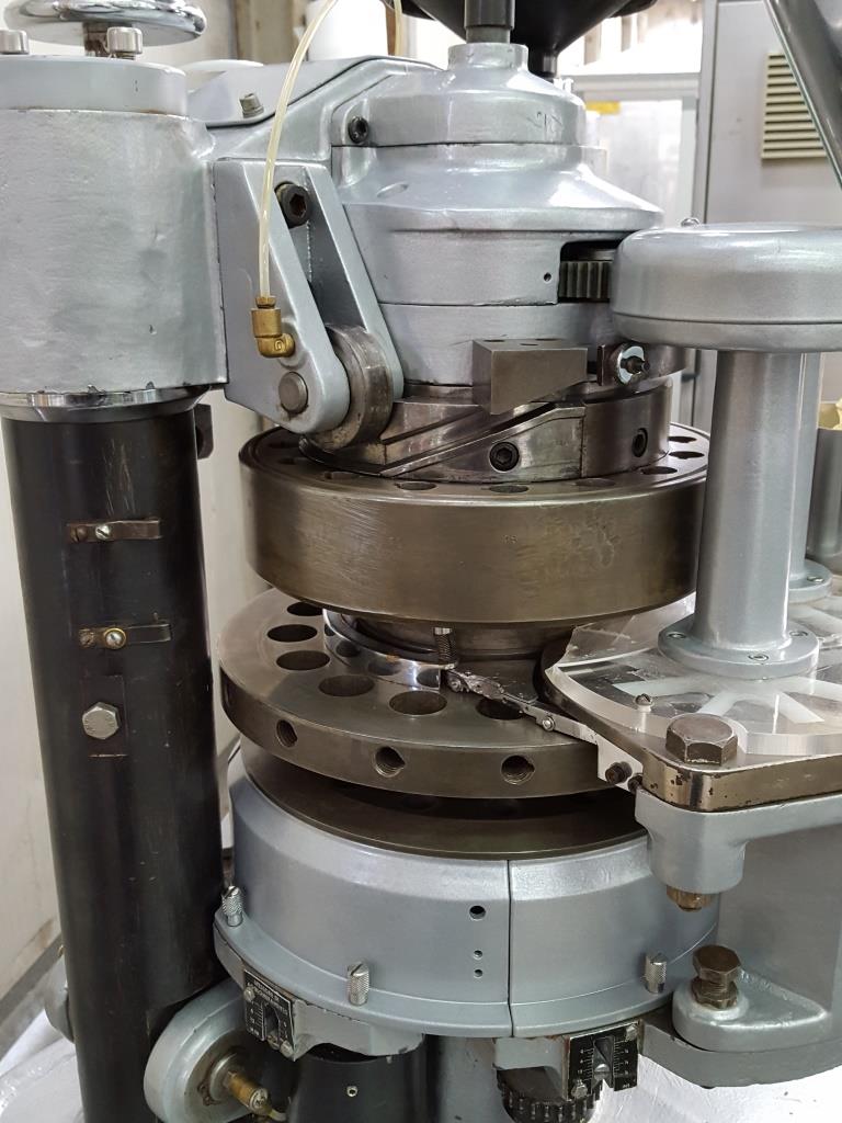 COMPRIMITRICE ROTATIVA – MANESTY MOD. BETAPRESS  in vendita - foto 9