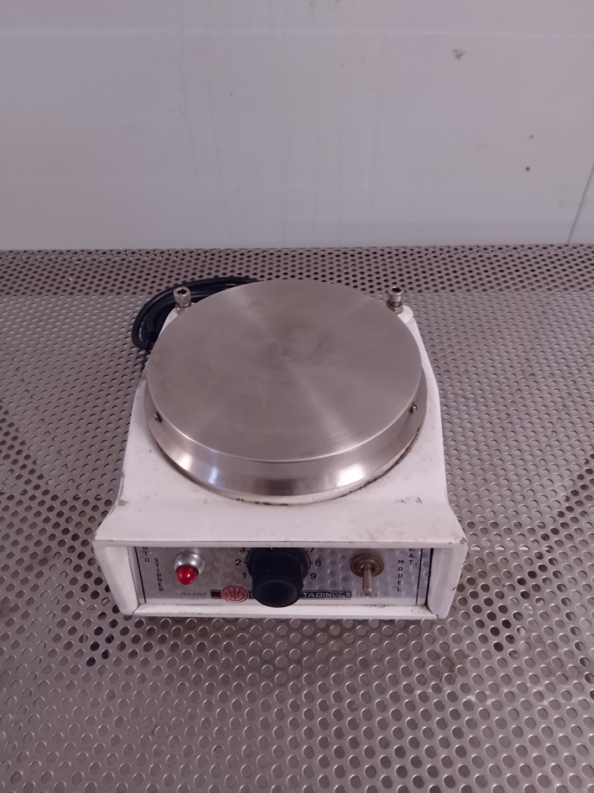 AGITATORE MAGNETICO CON PIASTRA RISCALDANTE (LAB-PIA-9) in vendita - foto 3