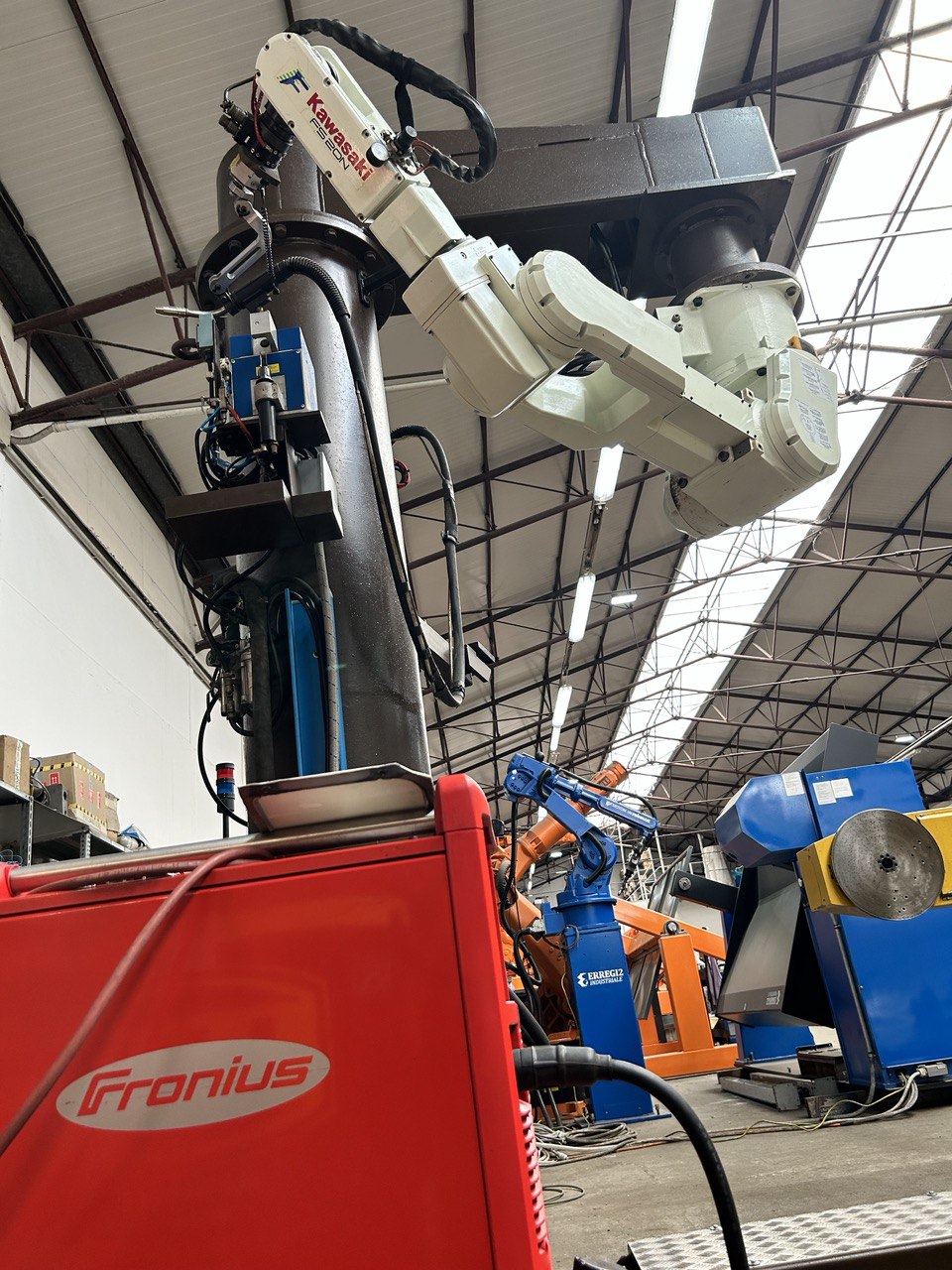 Isola robot Kawasaki per saldatura in vendita - foto 6