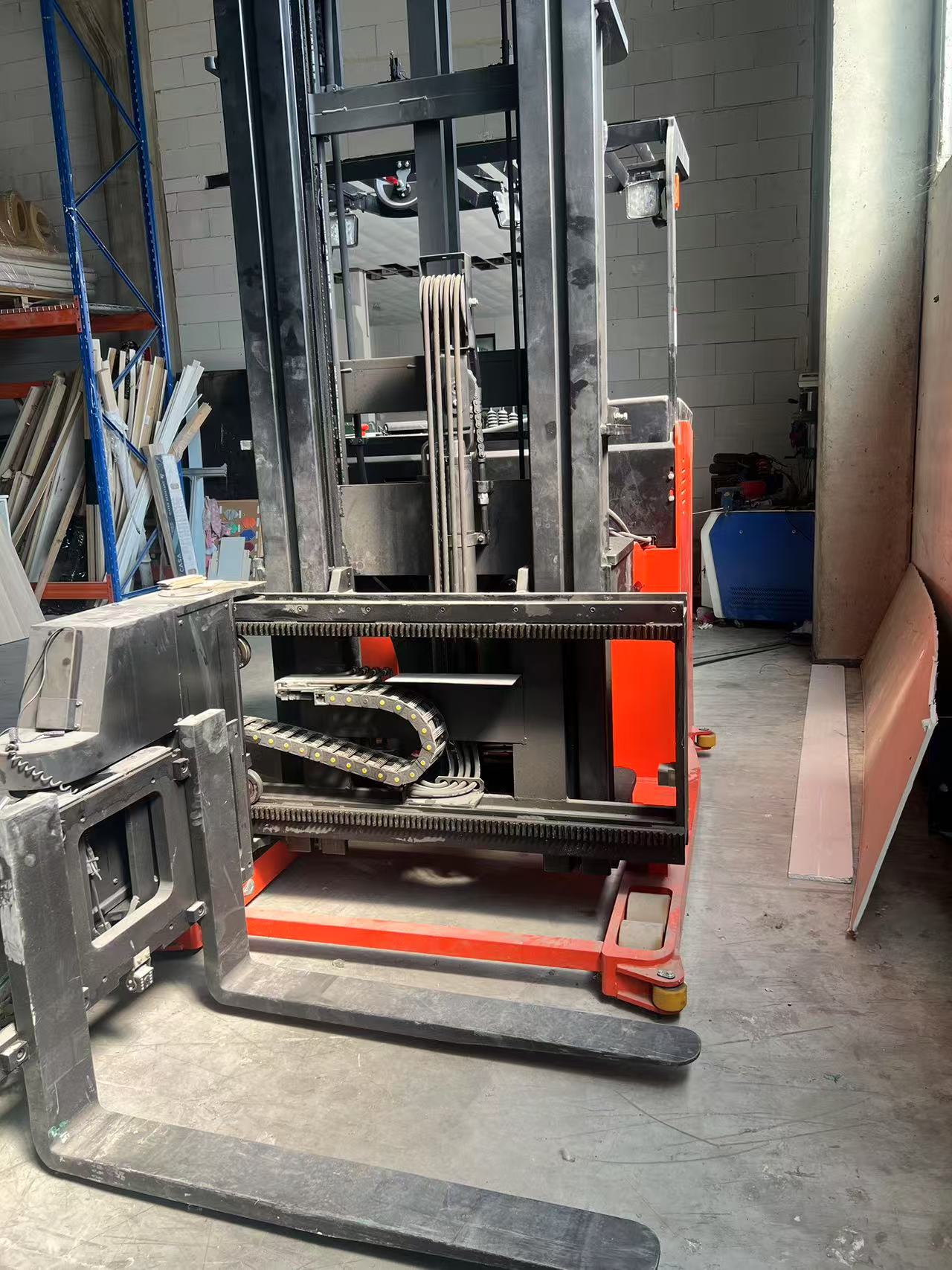 CARRELLO ELEVATORE RETRATTILE A TRE VIE in vendita - foto 5