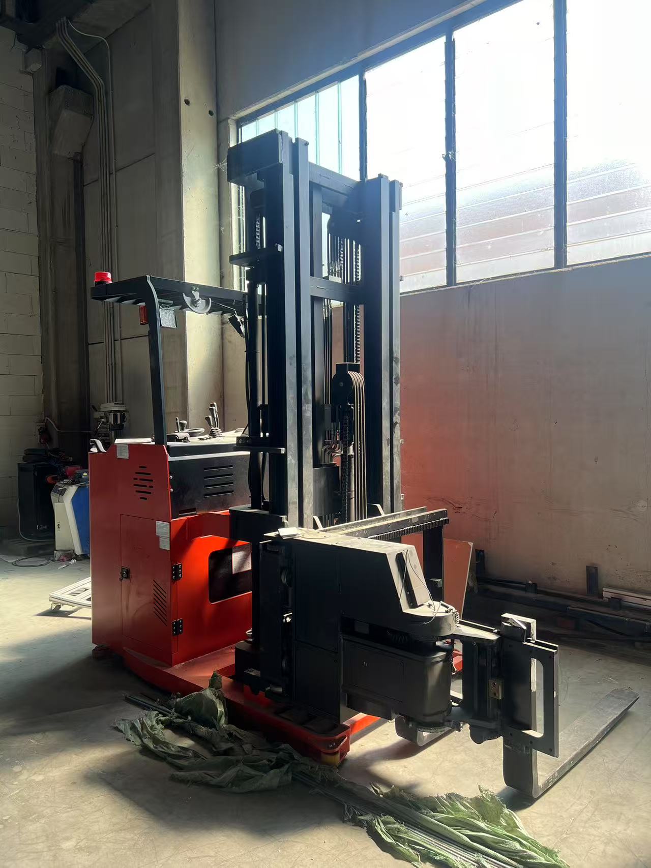 CARRELLO ELEVATORE RETRATTILE A TRE VIE in vendita - foto 6