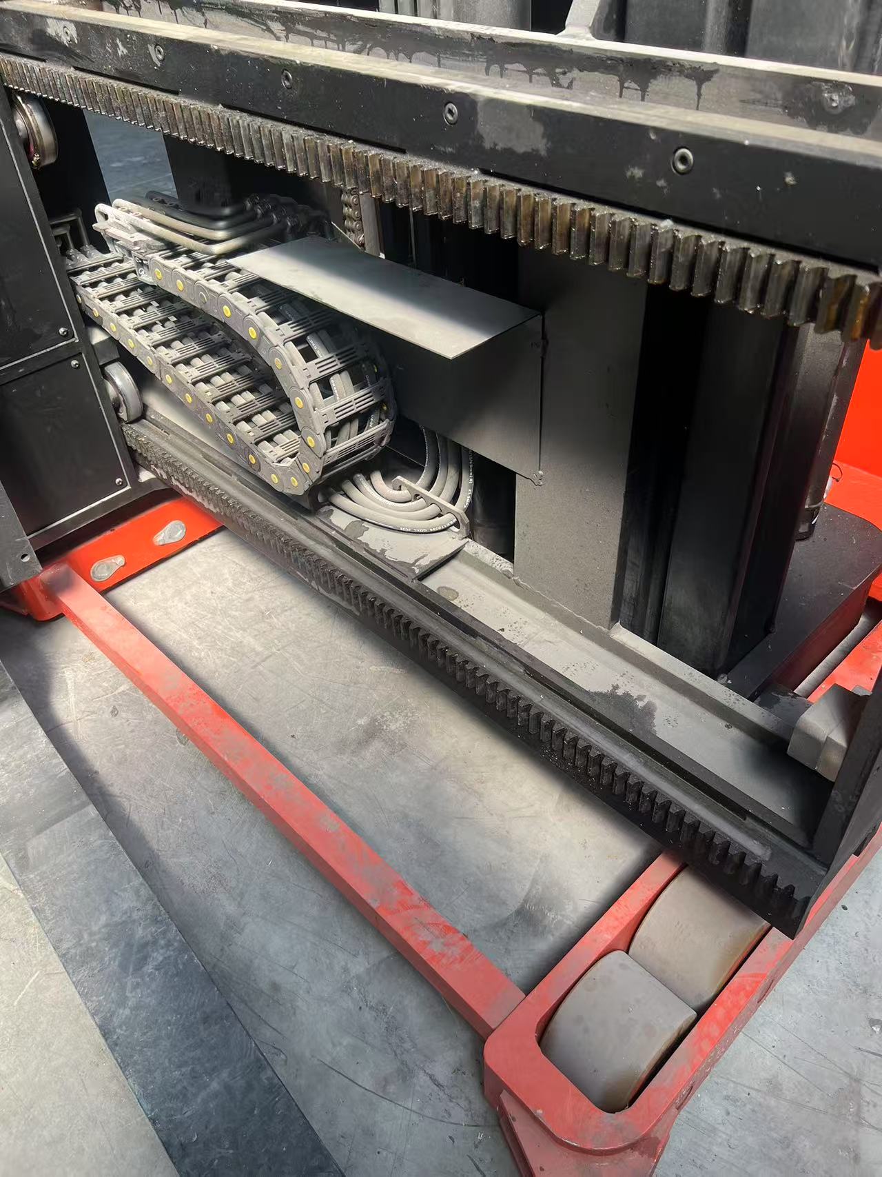 CARRELLO ELEVATORE RETRATTILE A TRE VIE in vendita - foto 4