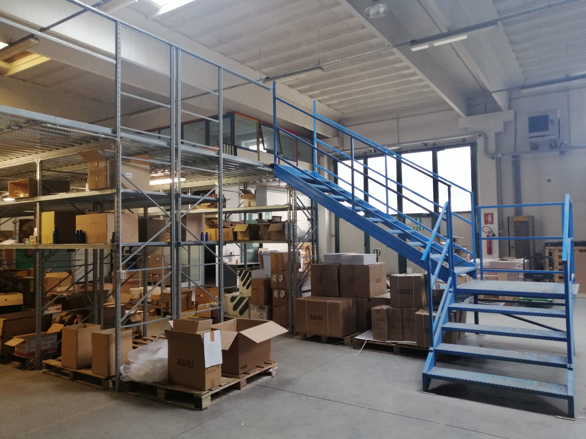 SOPPALCO PASSERELLA 76mq con SCALA e SCAFFALATURA SOTTO in vendita - foto 1