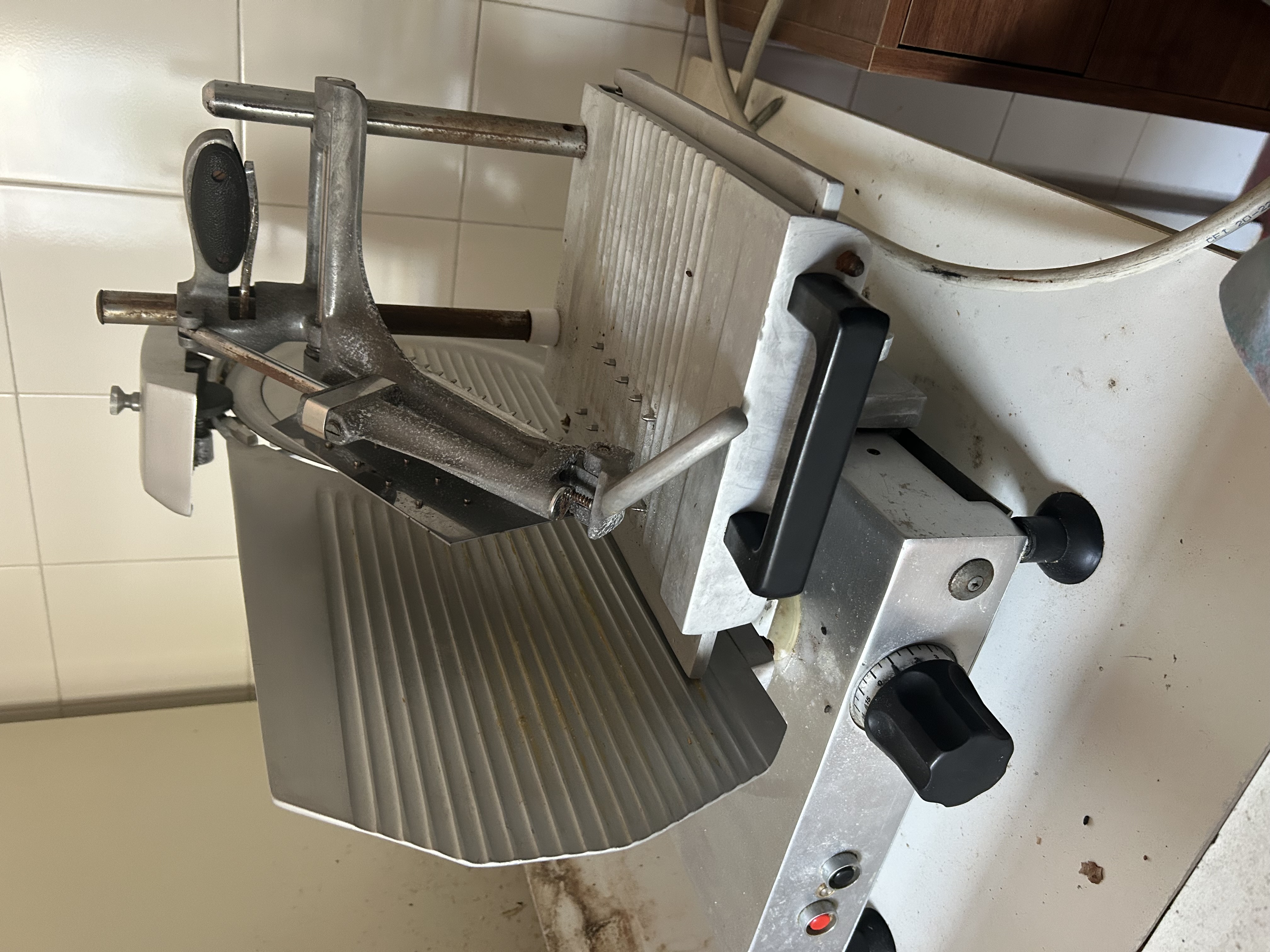 Affettatrice professionale a gravità in vendita - foto 1