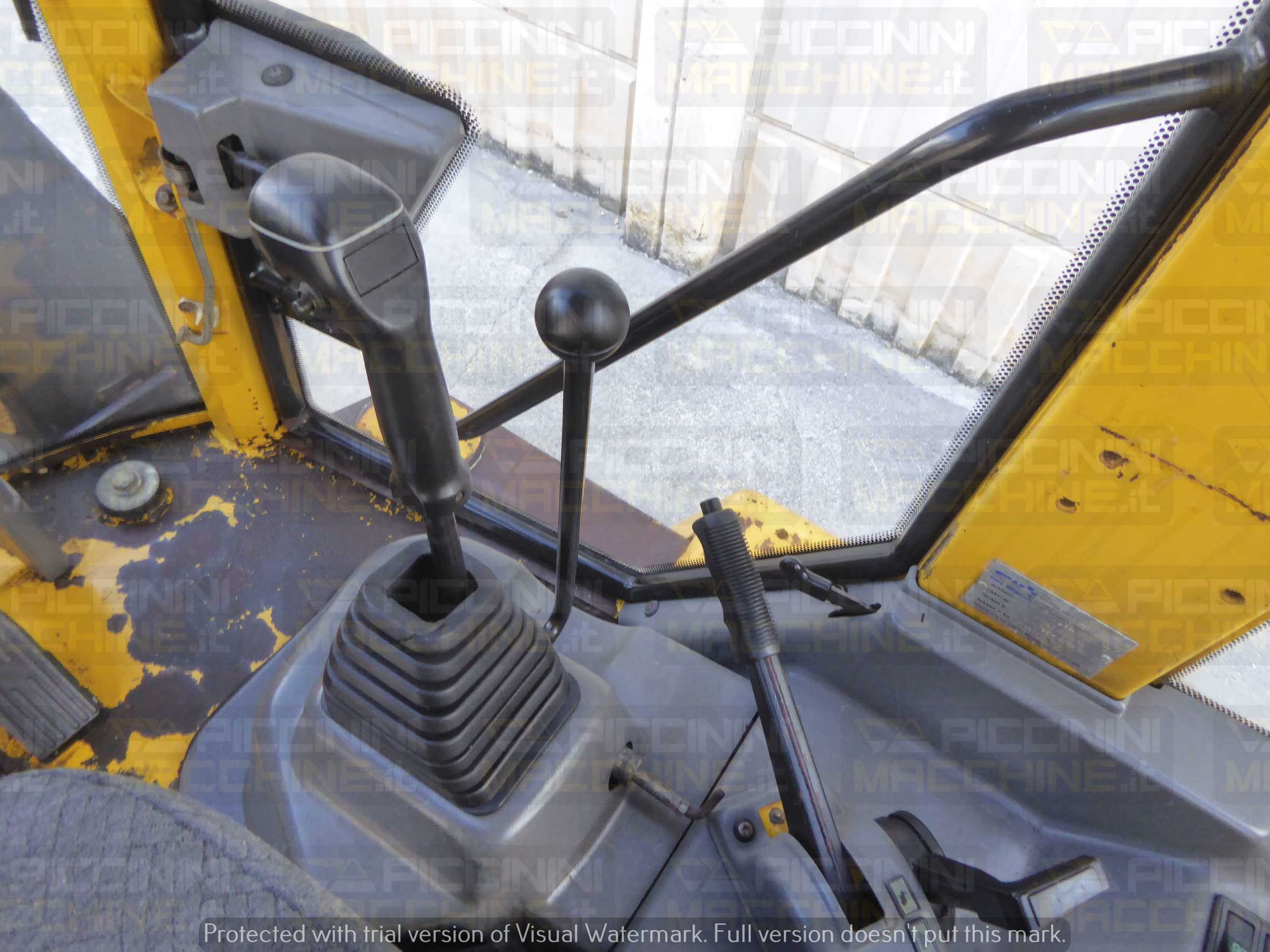 Terna articolata Komatsu WB70A in vendita - foto 11