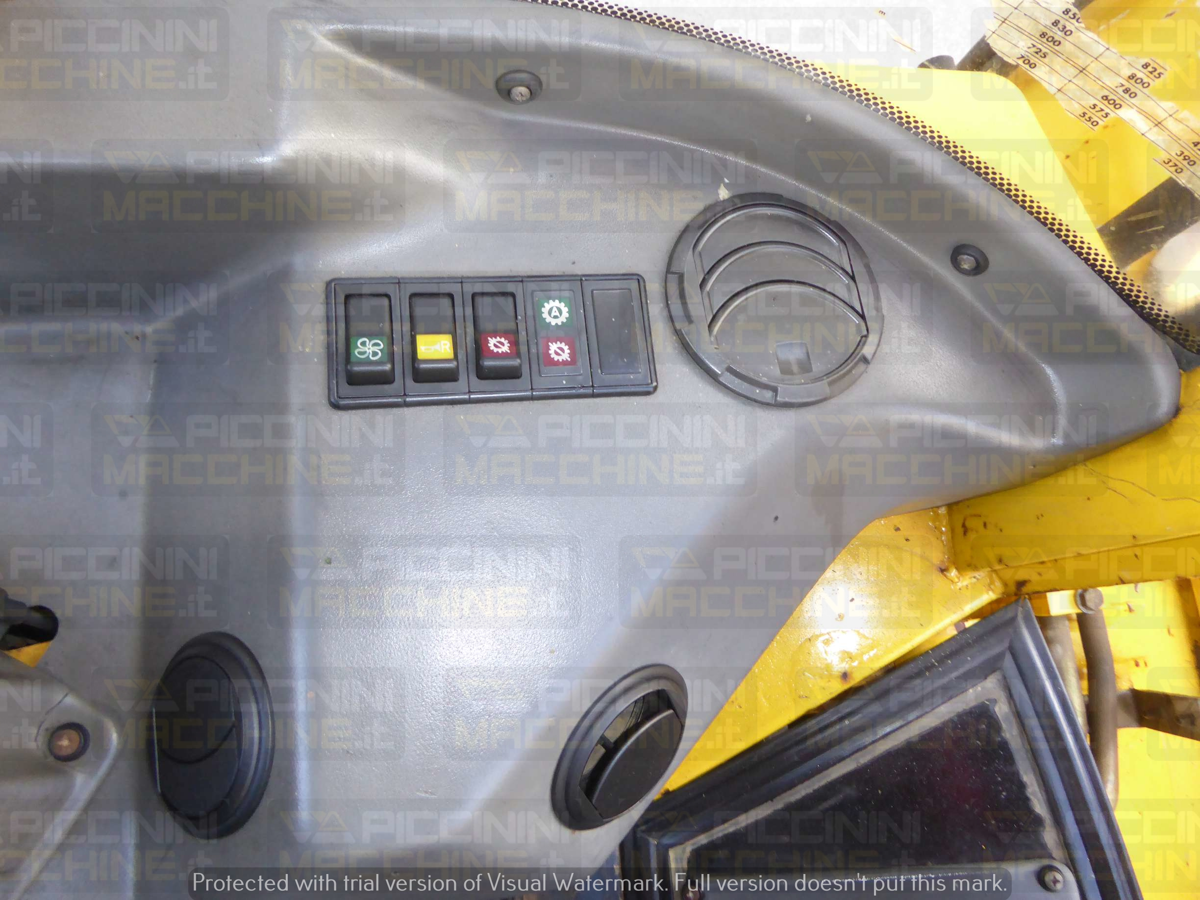 Terna articolata Komatsu WB70A in vendita - foto 10